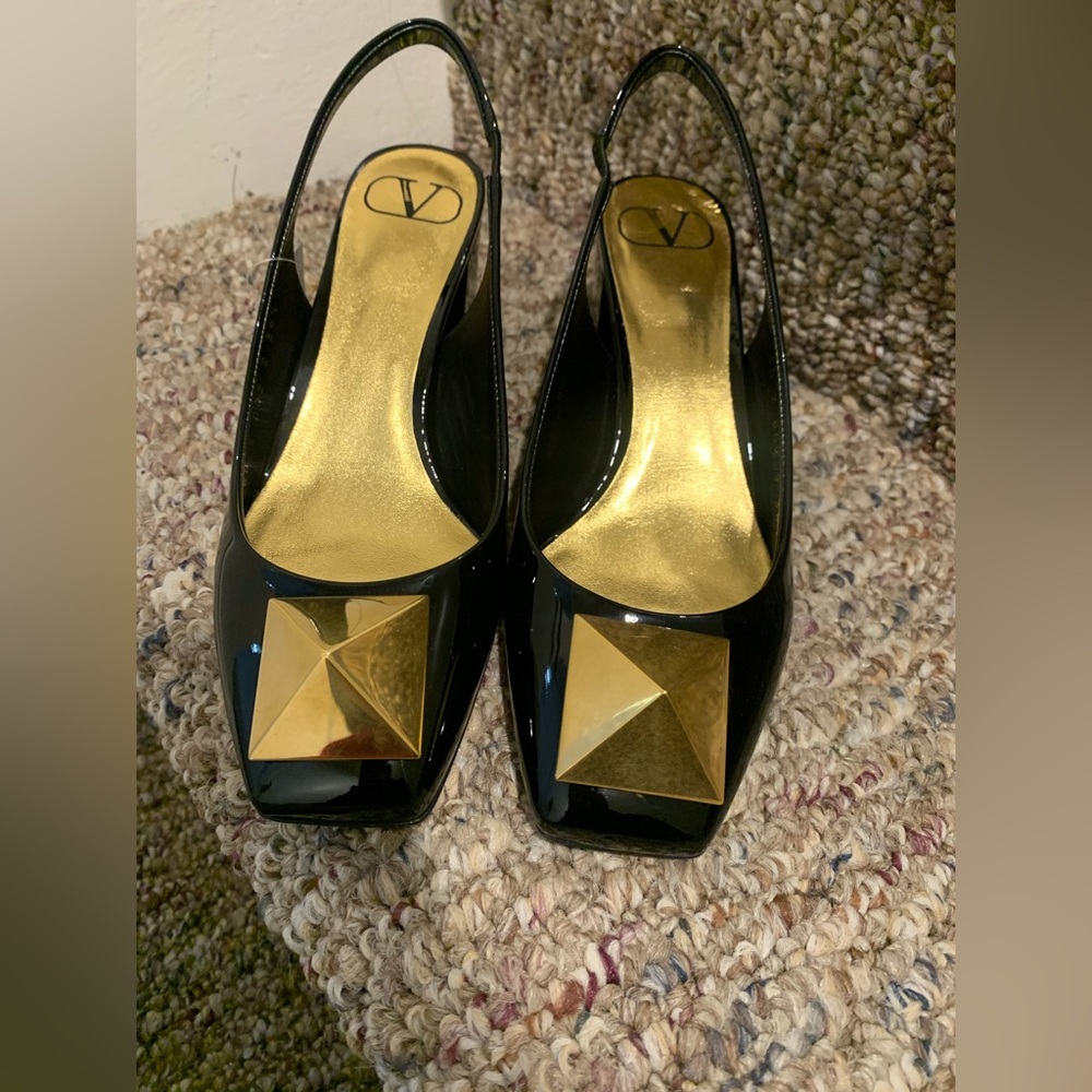 VALENTINO  

One Stud 60 Patent Slingback Pump